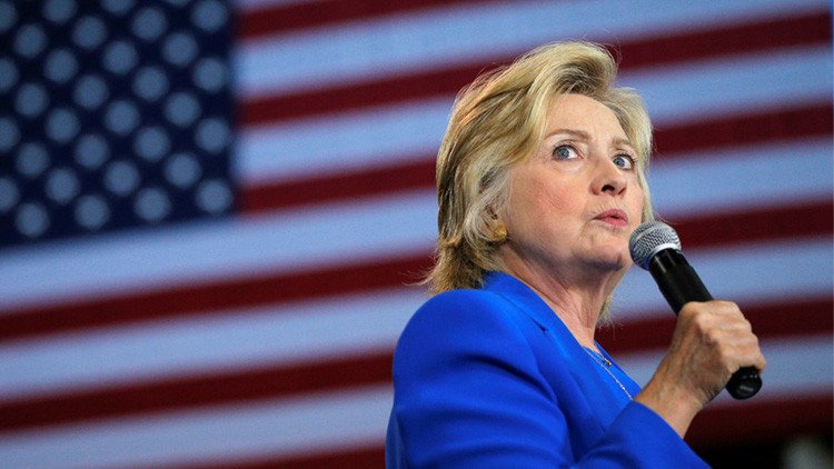 ¿Llevaba Hillary Clinton un pinganillo oculto en la oreja durante su debate con Trump?