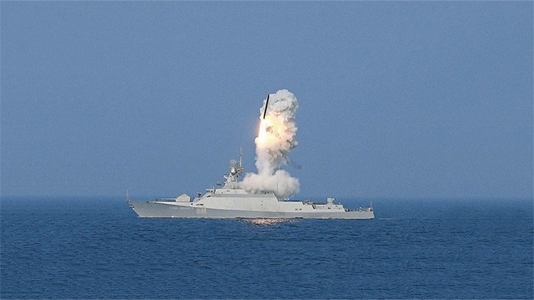 Dos buques rusos disparan misiles de crucero Kalibr durante ejercicios militares