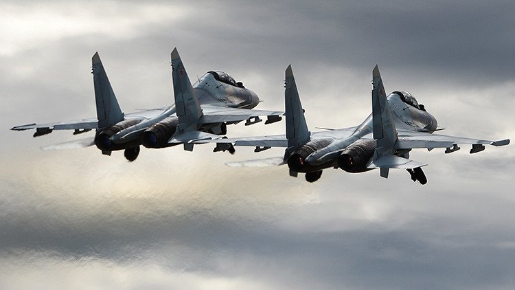 VIDEO: Los mejores cazas rusos ejecutan espectaculares maniobras de combate