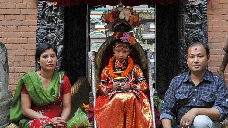 Esta niña de 7 años ha sido reconocida en Nepal como una diosa viviente y ya nunca toca el suelo 