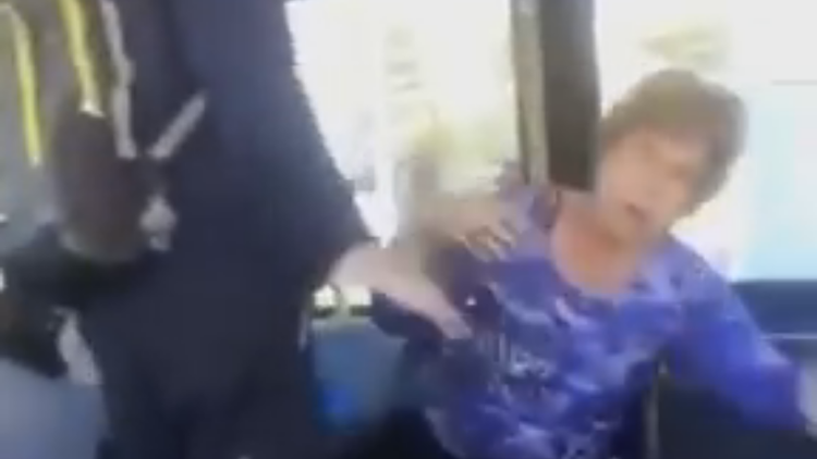 Una mujer noquea a una anciana que había escupido a su novio discapacitado