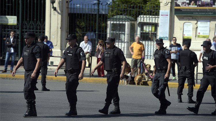 Se viraliza una foto de policías argentinos rezando antes de patrullar
