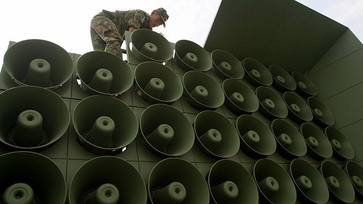 Tambores de guerra psicológica: Seúl estudia 'bombardear' con música pop a Corea del Norte 