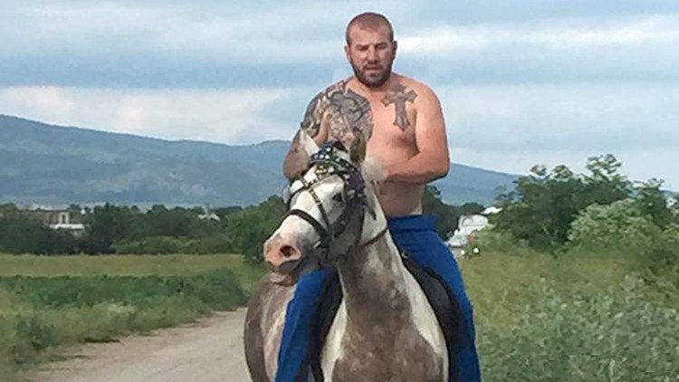 EI Estado Islámico ofrece 50.000 dólares por la cabeza del búlgaro a caballo que 'caza' inmigrantes