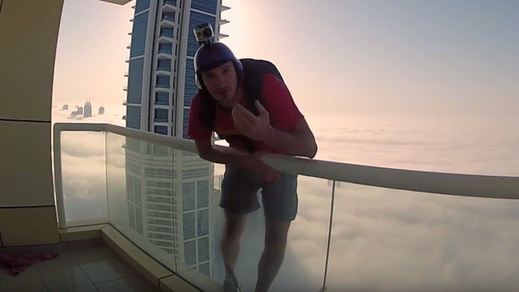 'Salto de fe': se tira de un rascacielos de Dubái con nula visibilidad
