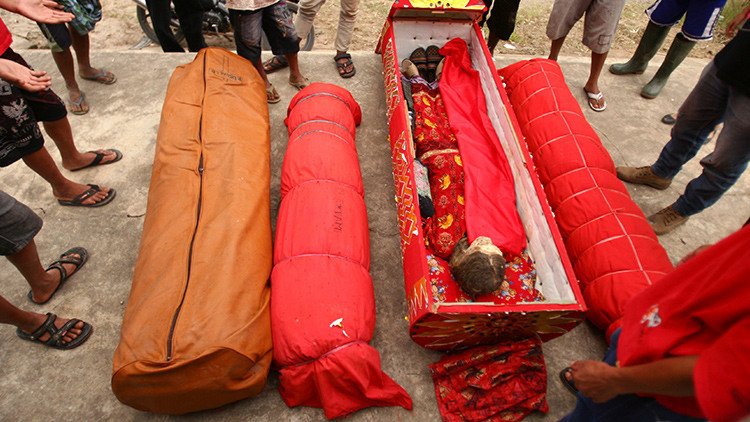 Un pueblo indonesio exhuma los cuerpos de sus difuntos cada 3 años y les cambia la ropa (FOTOS)