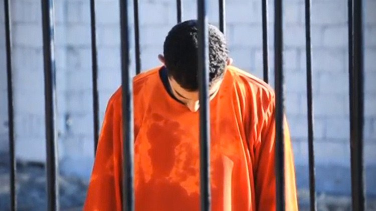 El Estado Islámico encerró a ocho civiles en una jaula, los ahogó y filmó el crimen