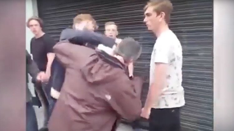 Video: Un heroinómano apuñala a un joven en el cuello con unas tijeras (+18)