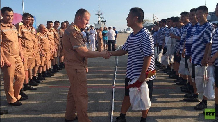 Rusia contra China: los marineros compiten tirando de una cuerda durante los ejercicios conjuntos