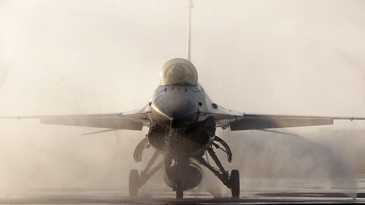 El piloto desvanecido de un F-16 se salva gracias al sistema automático de control (VIDEO)