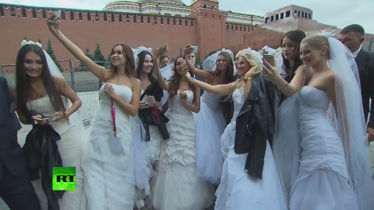 Varias novias 'secuestran' a Putin en la Plaza Roja en medio de los festejos del día de Moscú