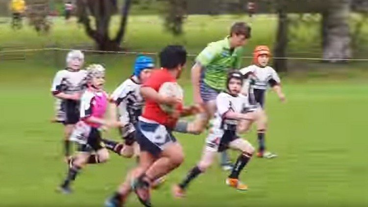 Jugador de rugby de 9 años se populariza aplastando (literalmente) a sus pequeños contrincantes 