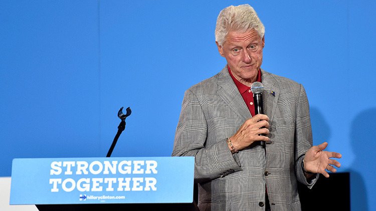 Bill Clinton se corrige para no reconocer que Hillary se desmaya "frecuentemente" y la TV lo censura