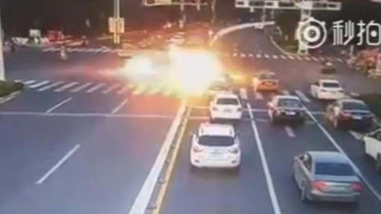 Impactante momento en que un coche explota en China (Video en cámara lenta) 
