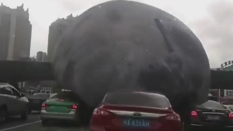 Una Luna inflable aterroriza en China a conductores, motoristas y transeúntes