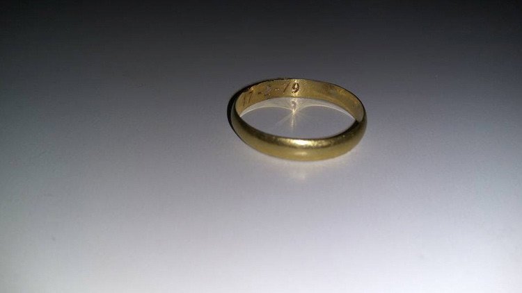 Una argentina devuelve un anillo de oro a su dueño 37 años después de que lo perdiera