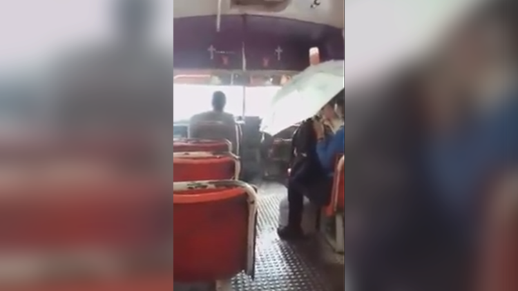 En este autobús llueve más dentro que afuera