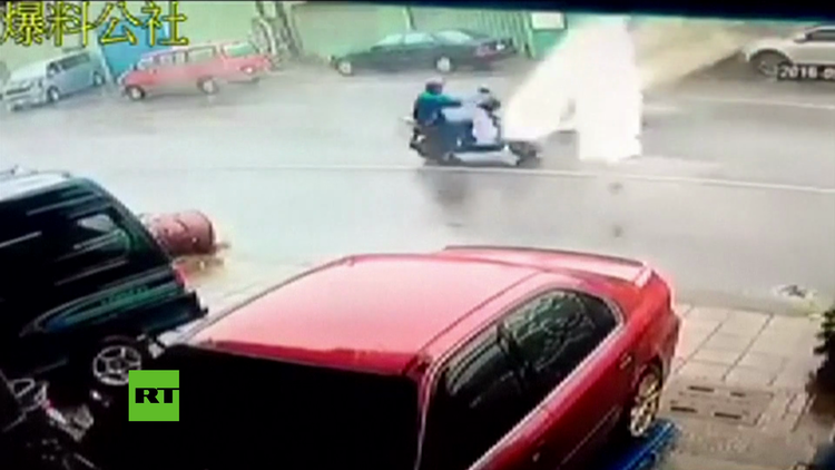 Casco salvador: un motociclista evita la muerte durante el supertifón Meranti