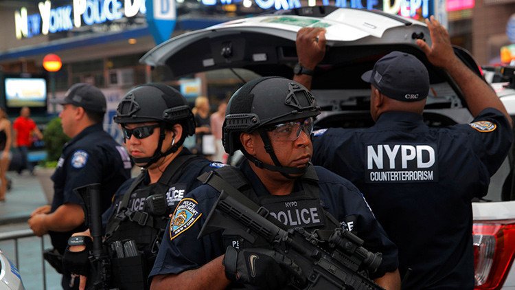 Dos policías y un exdetective son atacados con un cuchillo de carnicero en el centro de Nueva York