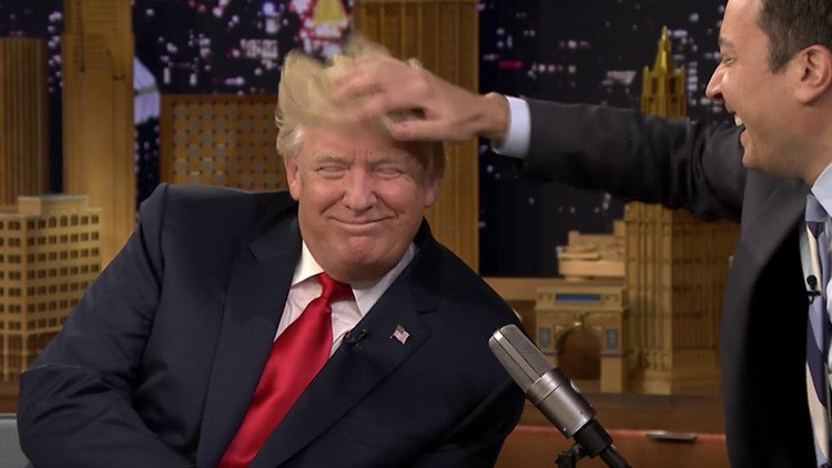 Video: Presentador Jimmy Fallon comprueba en directo si Donald Trump lleva peluquín