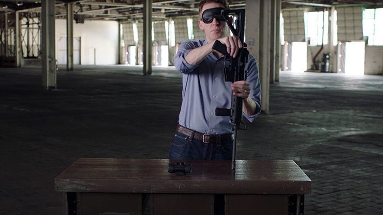 Video: Ensambla un fusil con los ojos vendados para mostrar que es apto para el Senado de EE.UU.