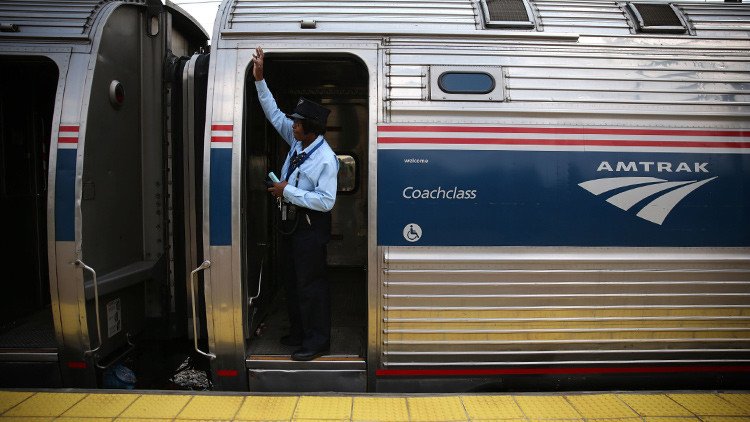 Decenas de pasajeros son evacuados de un tren en EE.UU. por la presencia de un hombre armado 