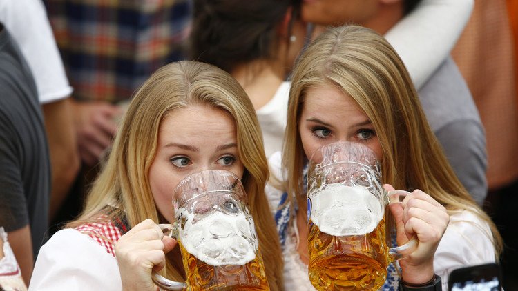 Oktoberfest 2016: Lluvia, mucha cerveza y mujeres guapas