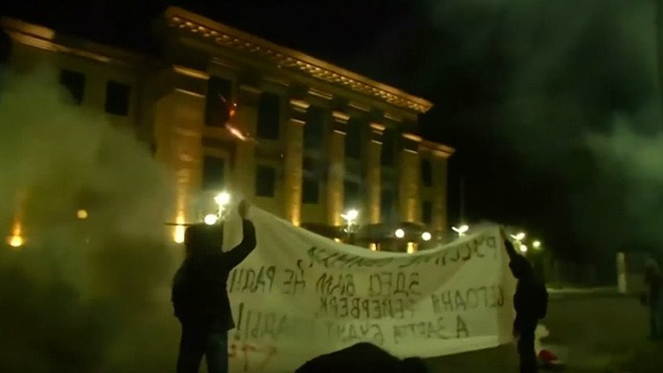 Radicales ucranianos atacan la Embajada de Rusia en Kiev (Video)