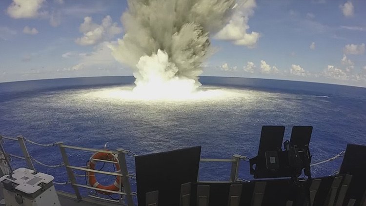 Un moderno buque de guerra de EE.UU. sale airoso de tres potentes explosiones (VIDEO)