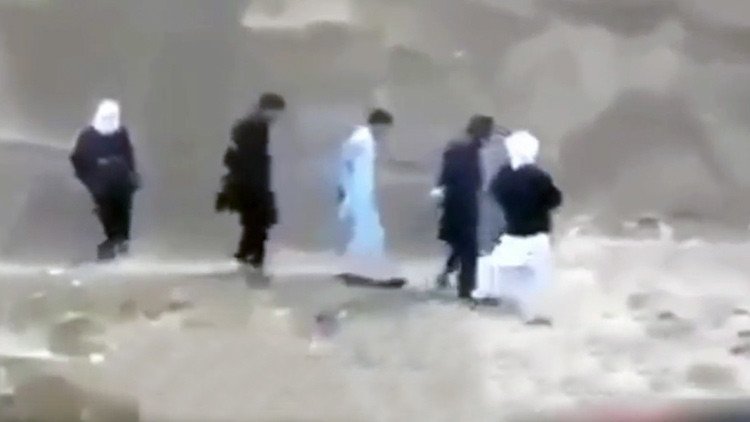 'Morir matando': prisionero del Estado Islámico logra escapar antes de ser ejecutado (video)