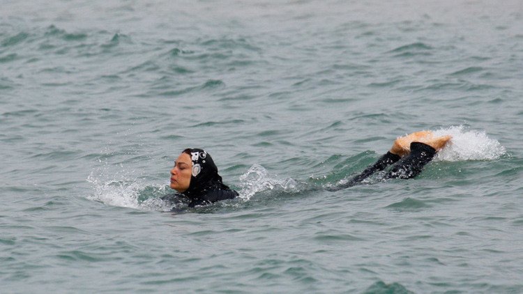 Prueba de tolerancia fallida: una australiana se baña en 'burkini' en Francia y esto es lo que pasa