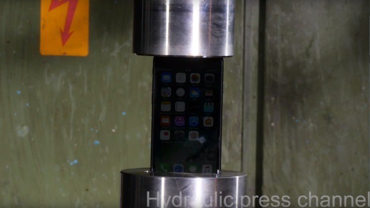 Aplastan un iPhone 7 con una prensa hidráulica para ver qué pasa