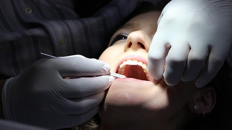 'Revolución dental': Unos científicos británicos crean un empaste eterno