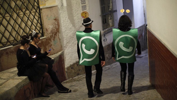 "No dejes que WhatsApp te empuje a compartir tus datos con Facebook"