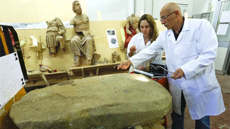 Una enorme piedra milenaria revela secretos de la cultura etrusca