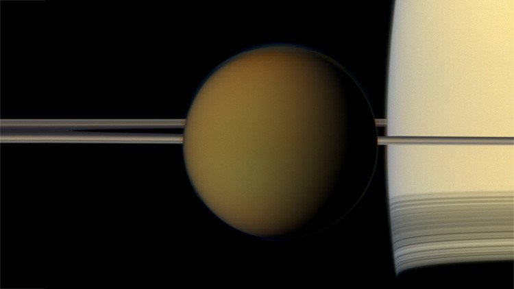 Astrónomos descubren una nueva nube 'imposible' en Titán que contradice las leyes de la física