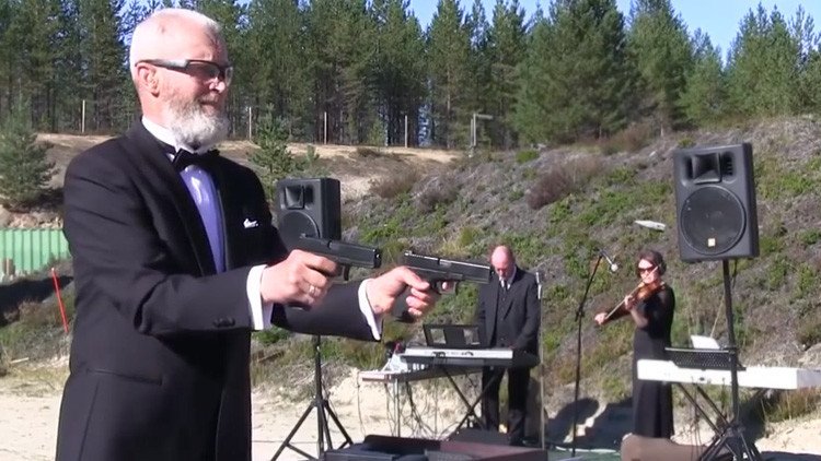 Video: Un tirador toca una pieza de Beethoven con dos pistolas