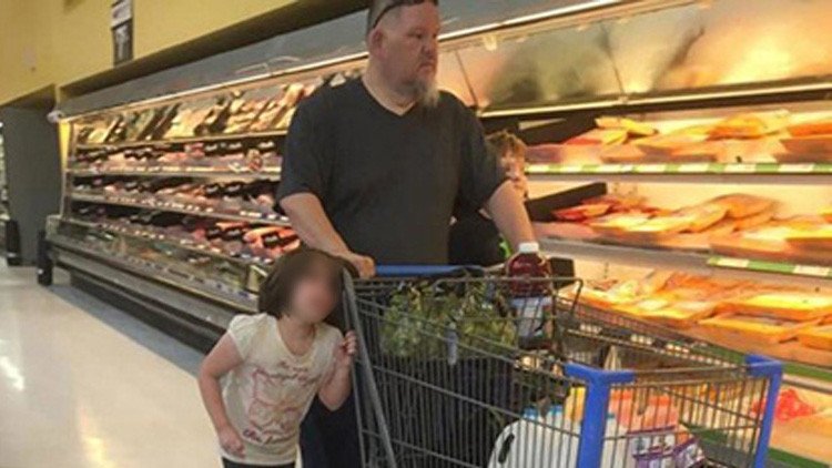 "¡Para por favor!": Un padre arrastra por el pelo a su hija en un supermercado de EE.UU. (FOTO)