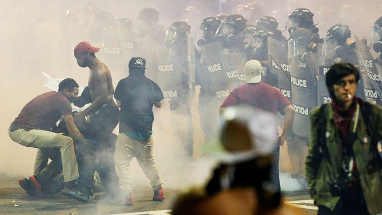 Disparan a un manifestante  durante las protestas contra la Policía en Charlotte (FUERTES IMÁGENES)
