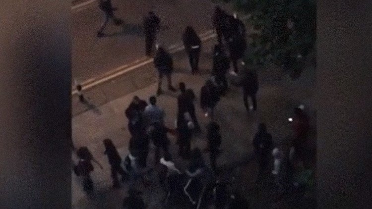 Video: Unos 100 escolares se enzarzan a golpes en una masiva reyerta callejera