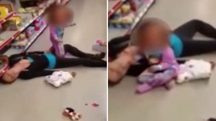 FUERTE VIDEO: Una niña ruega a su madre que se levante mientras yace inerte por una sobredosis (18+)