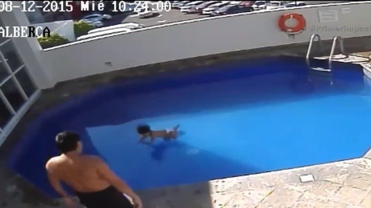 Un hombre ahoga a una niña en una piscina y es condenado a 100 años de cárcel 