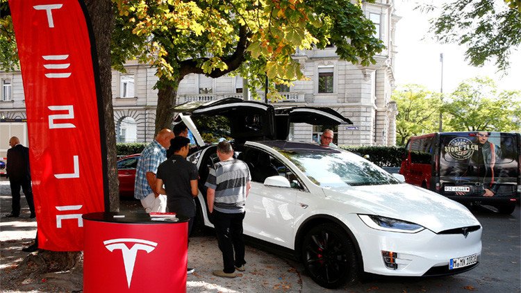 VIDEO: Unos 'hackers' chinos se apoderan de los autos Tesla de manera remota