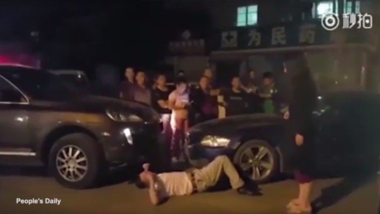 Dramático: Una mujer enojada aplasta con su BMW una pierna a un hombre en medio de una discusión 