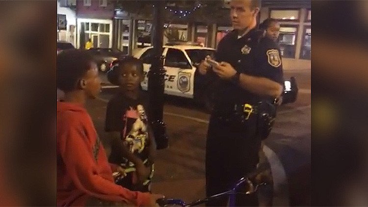 "¡Deja a los niños en paz!": Un hombre graba cómo la Policía de EE.UU. acosa a tres menores