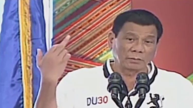 Video: El presidente filipino muestra su dedo medio a la Unión Europea