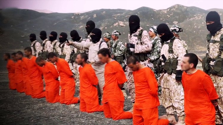 El Estado Islámico ejecuta a 12 de sus integrantes frente a cientos de personas