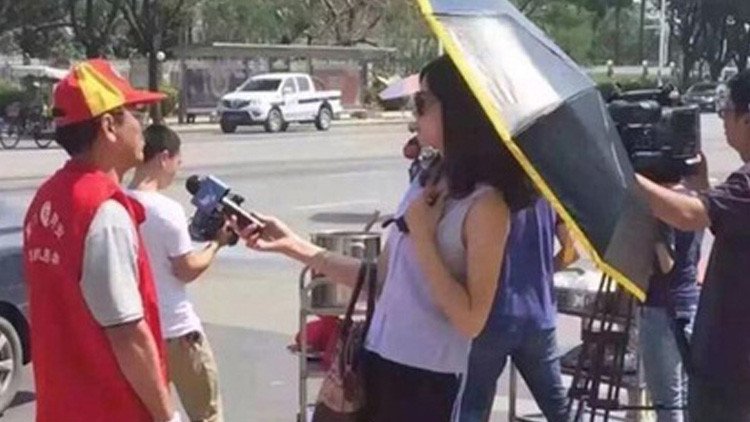 Una periodista china realiza una entrevista vestida de la siguiente manera y la despiden