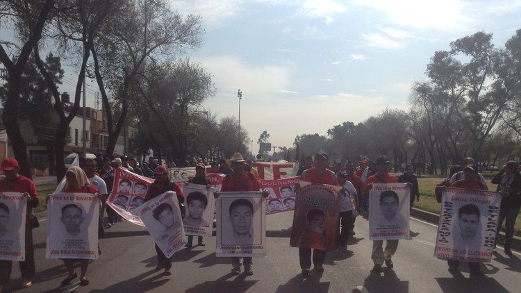 Choques entre policías y estudiantes rumbo al segundo aniversario de la desaparición de Ayotzinapa