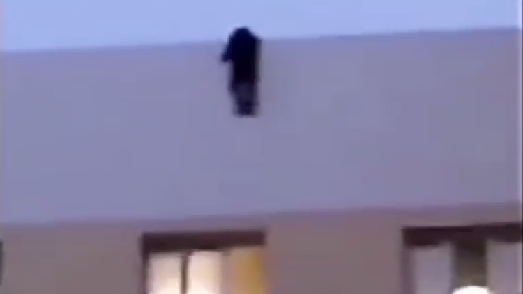 Graban cómo el joven cae de la azotea de un edificio (FUERTES IMÁGENES)